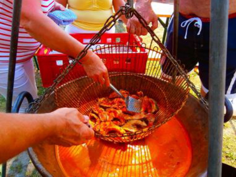 Jótékonysági halászléfőzés Balatonlellén